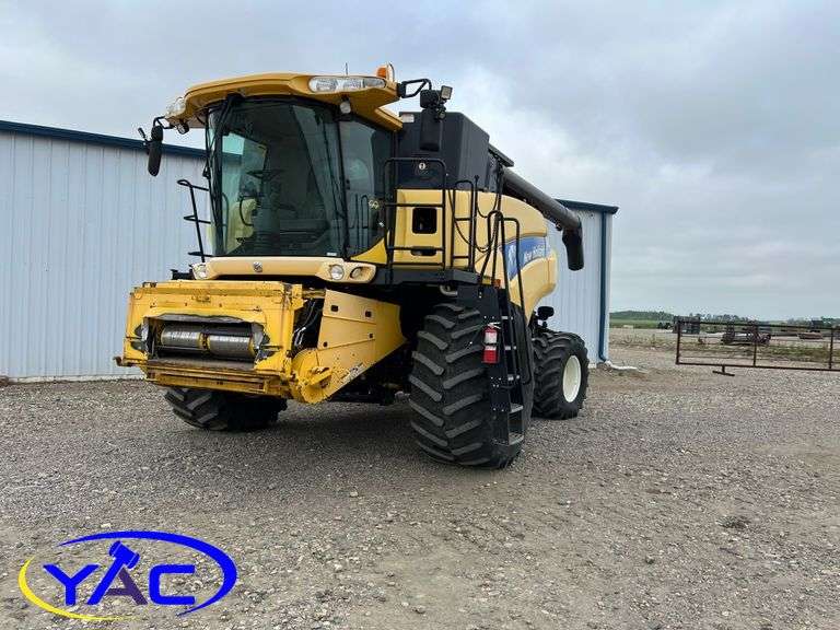 NEW HOLLAND CR9070 SELF-PROPELLED COMBINE