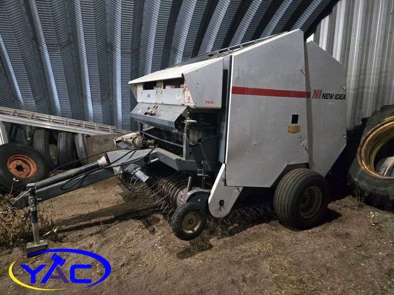 1983 New Idea 486 Round Baler