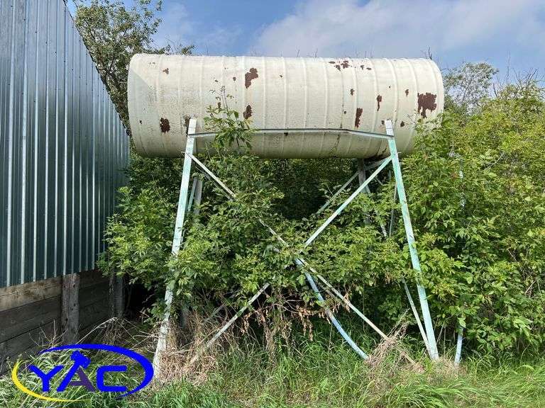 1000 Gallon Fuel Tank & Stand