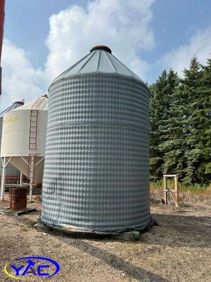 Behlen Flat Bottom Bin On Wood Floor