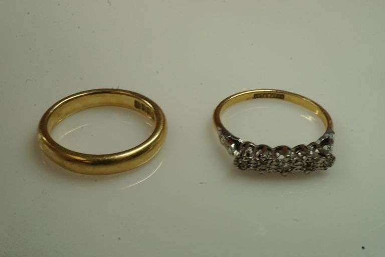 Lot of (2) 18k Yellow Gold Rings