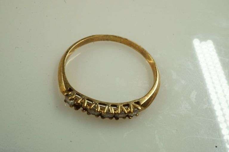 10k Yellow Gold Ring w/Clear Stones
