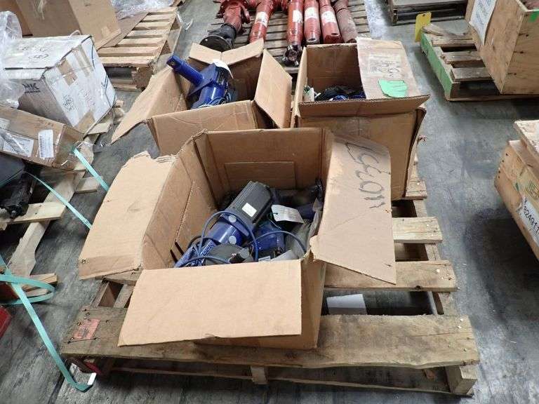Lot of Assorted Screwjacks and Cylinders