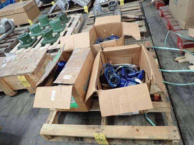 Lot of Assorted Screwjacks and Cylinders