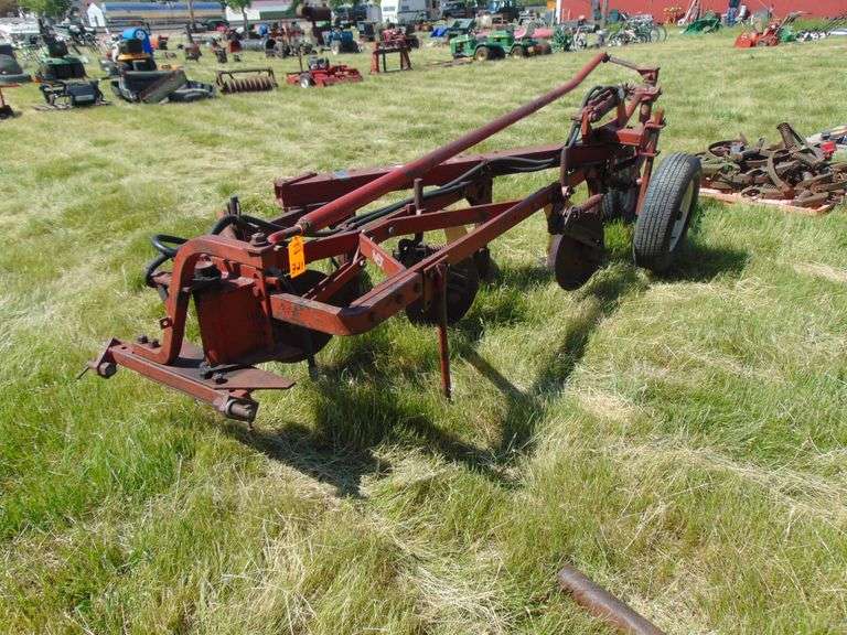 IH 535 3-16's PLOW, w/COULTER & CYL