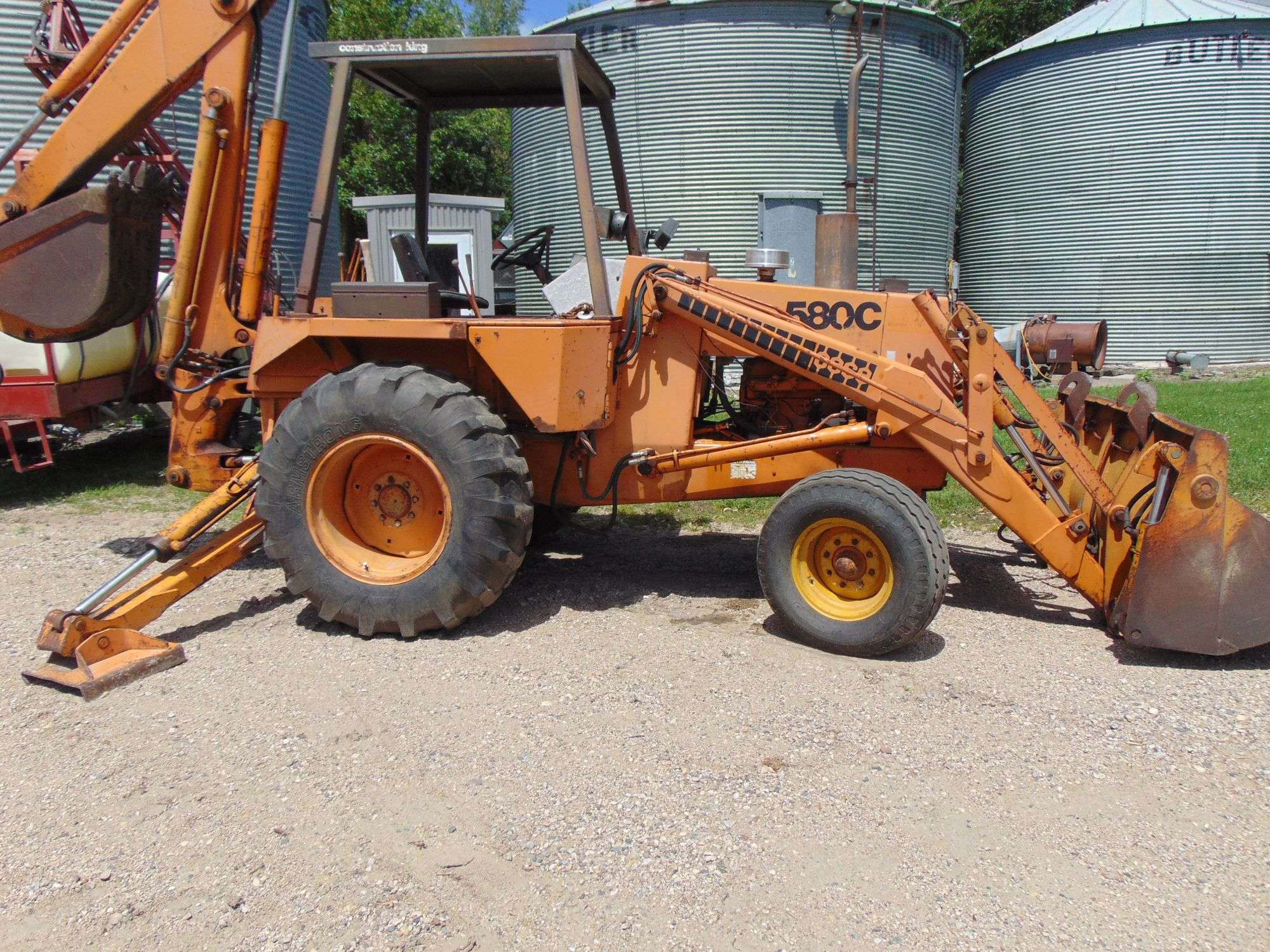 CASE 580 C BACKHOE, 8 FT. CLAM BUCKET, TACH SHOWS 2644 - Ziemer