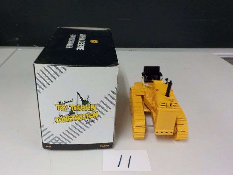 JOHN DEERE 430 CRAWLER 1/16 SCALE DIE CAST METAL NIB