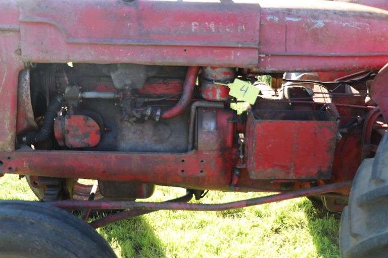 1948 W4 MCCORMICK DEERING GAS TRACTOR, STARTS, RUNS WELL, WIDE FRONT