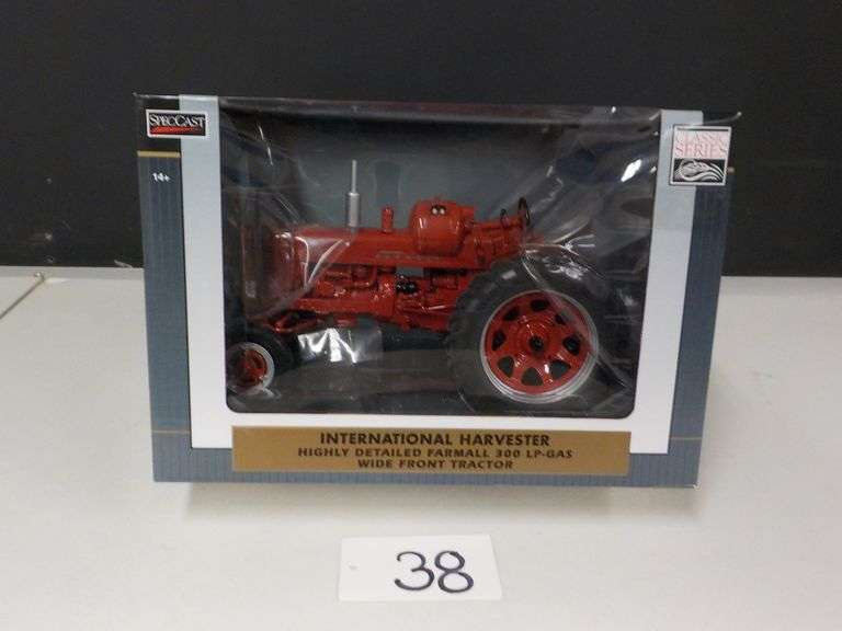 INTERNATIONAL HARVESTER FARMALL 300LP GAS 1/16 SCALE DIE CAST METAL NIB