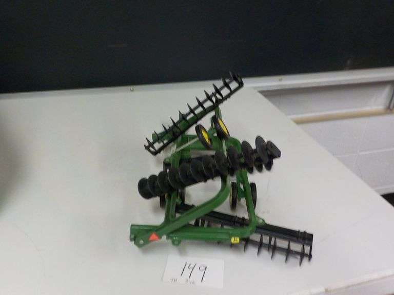 JOHN DEERE DISK FOLDS IN MIDDLE
