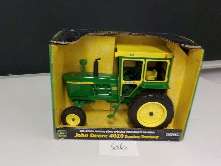 JOHN DEERE 4010 TRACTOR  COLLECTORS EDITION 1/16 SCALE DIE CAST METAL NIB