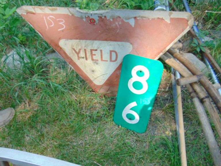 86  SIGN AND YEILD SIGN