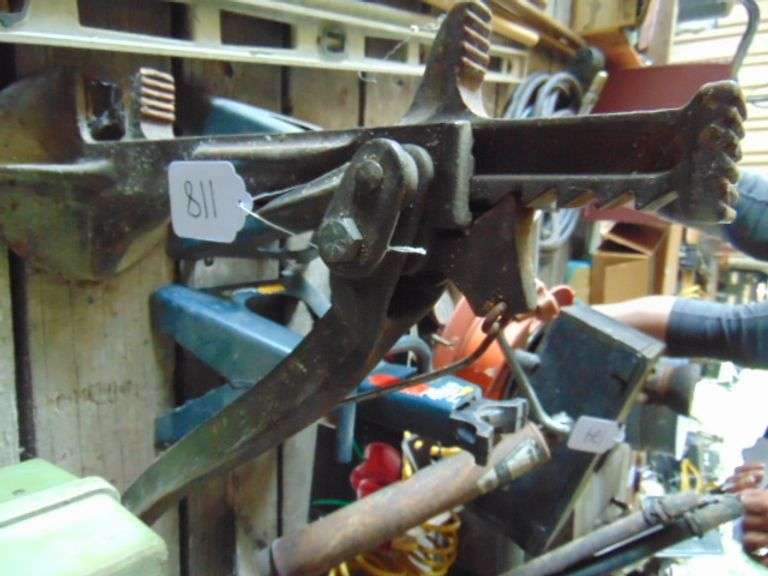 2 JACK STANDS AND HANDYMAN JACK