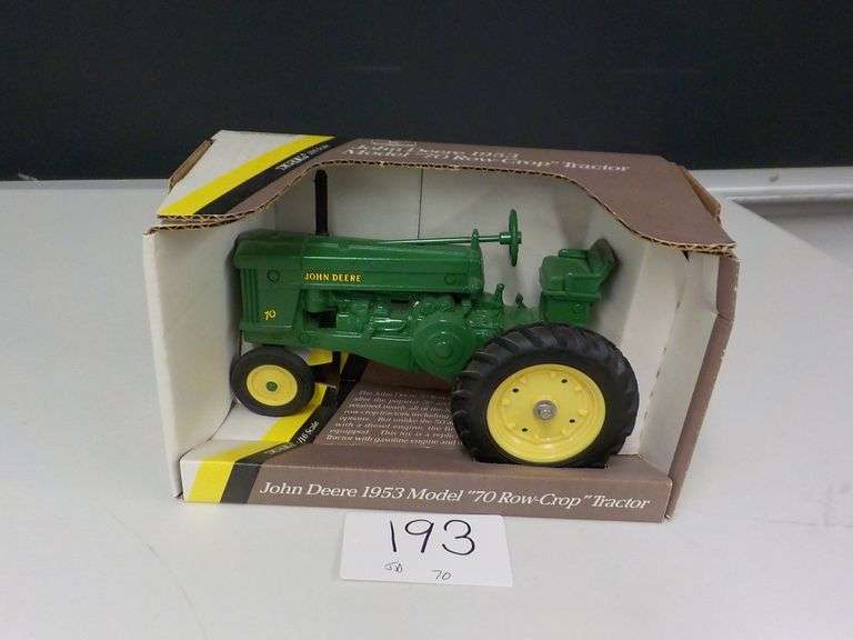 JOHN DEERE MODEL 70 TRACTOR 1/16 DIE CAST METAL NIB