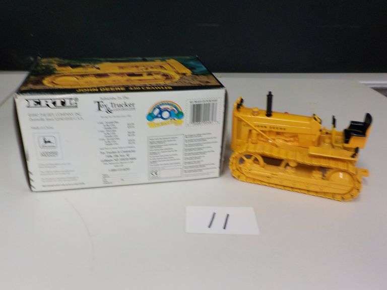 JOHN DEERE 430 CRAWLER 1/16 SCALE DIE CAST METAL NIB