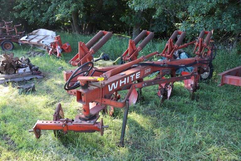 WHITE 508 4X18, SEMI MOUNTED, 18IN 4 BOTTOM PLOW W HYDRAULIC CYLINDER, AUTO RESET