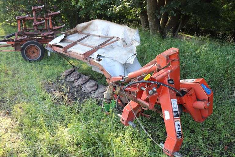 KUHN 8FT DISK MOWER, GMD 600, GII, 3PT, CUTS NICE, NEW BLADES WITH CYLINDER & COVER