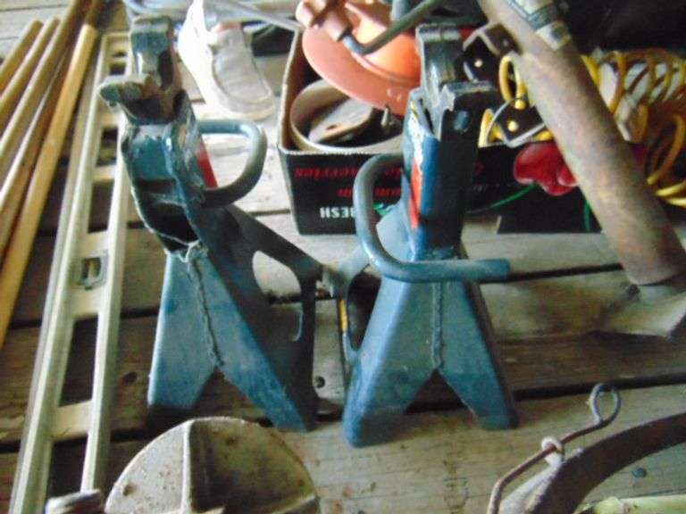 2 JACK STANDS AND HANDYMAN JACK