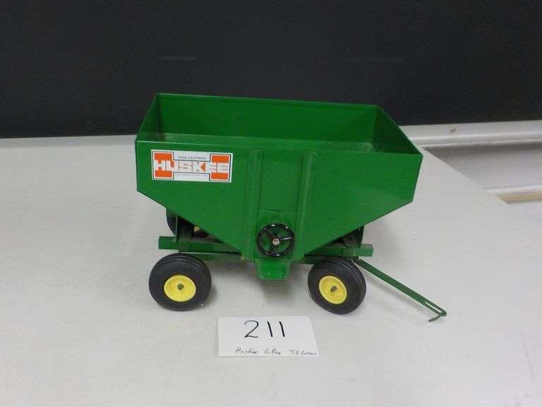 HUSKEE GRAVITY BOX ON JOHN DEERE RUNNING GEAR NEW NO BOX