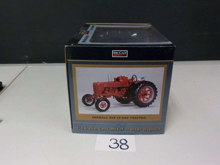INTERNATIONAL HARVESTER FARMALL 300LP GAS 1/16 SCALE DIE CAST METAL NIB