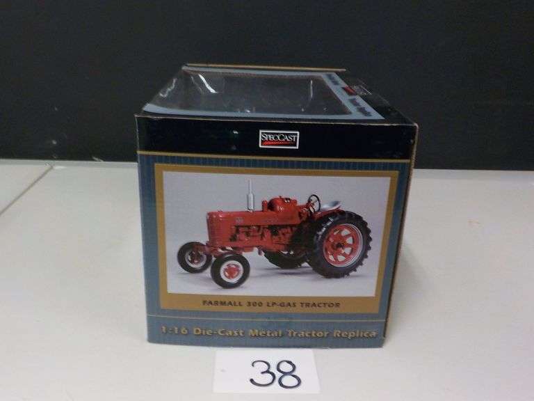 INTERNATIONAL HARVESTER FARMALL 300LP GAS 1/16 SCALE DIE CAST METAL NIB