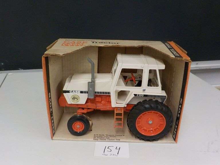 CASE 2390 TRACTOR 1/16 DIE CAST METAL NIB