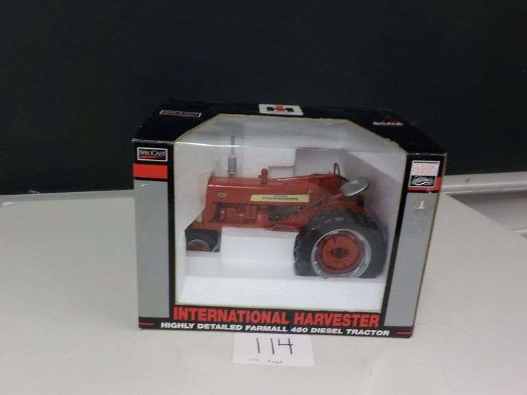 INTERNATIONAL 450 DIESEL TRACTOR 1/16 DIE CAST NIB