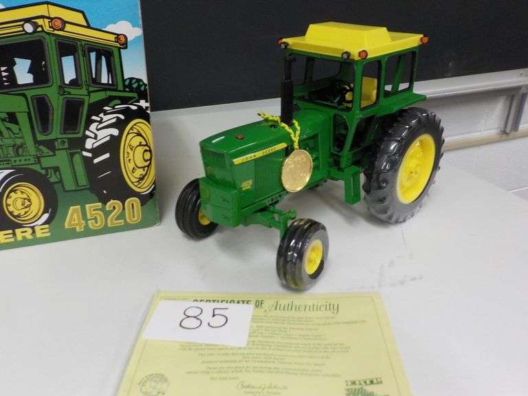 JOHN DEERE 4520 TRACTOR 2001 NATIONAL FARM SHOW TOY