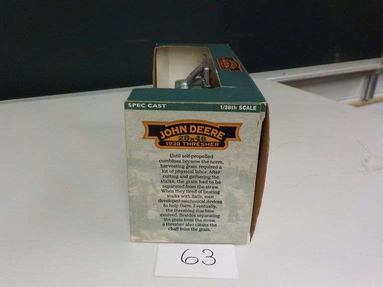 JOHN DEERE 1938 THRESHER 1/28 SCALE SPEC CAST NIB
