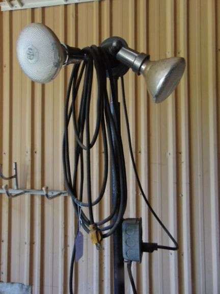 OIL CAN, FLUIDS, AND 2 BULB SHOP LIGHT