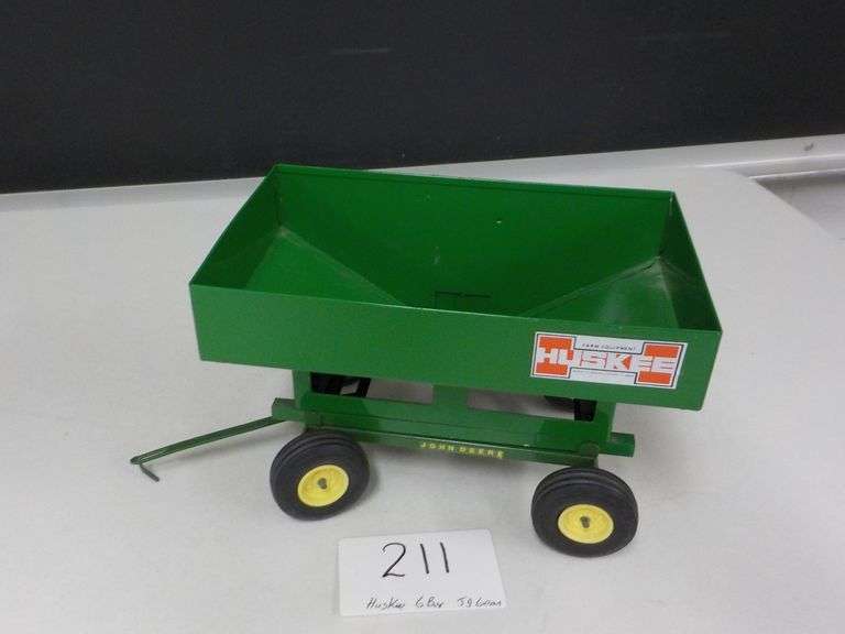 HUSKEE GRAVITY BOX ON JOHN DEERE RUNNING GEAR NEW NO BOX