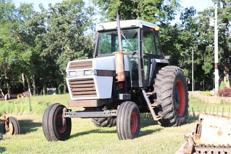 1980 CASE 2094 DIESEL TRACTOR, CAB, HEAT, AIR, WIDE FRONT, POWER SHIFT, 12SP, 3 PT, SEE DETAILS.