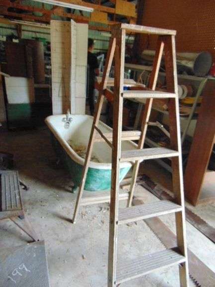 TUB, LADDER AND TURNING DISPLAY