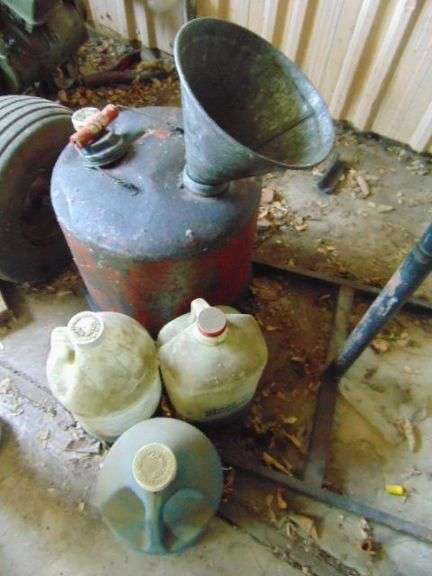 OIL CAN, FLUIDS, AND 2 BULB SHOP LIGHT