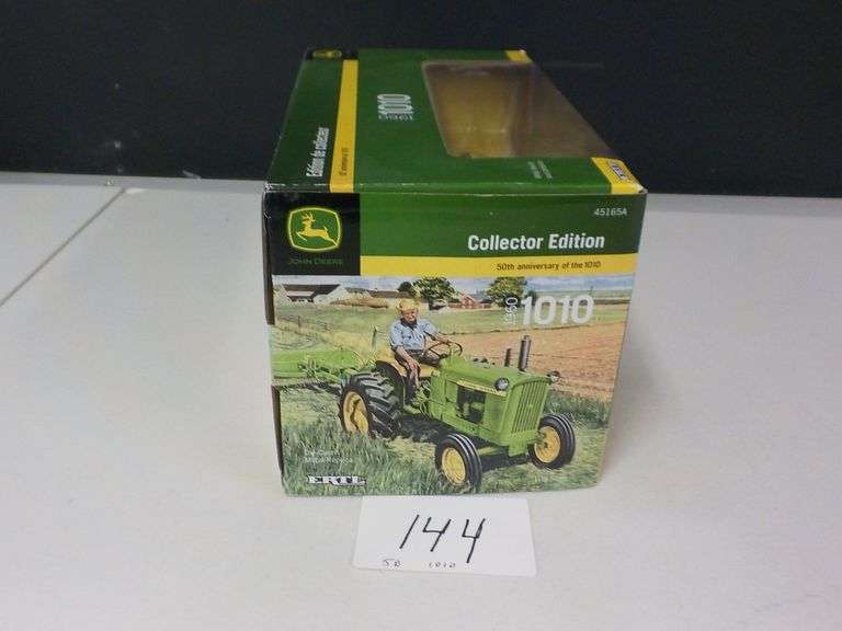 JOHN DEERE 1010 TRACTOR COLLECTOR EDITION INCLUDES DVD DIE CAST METAL NIB