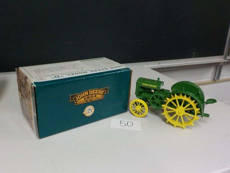 JOHN DEERE MODEL D TRACTOR 75TH ANNIVERSARY 1/16 SCALE DIE CAST METAL NIB