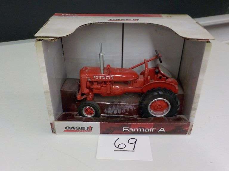 IH FARMALL A TRACTOR DIE CSAT METAL 1/16 SCALE NIB