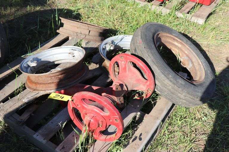 FARMALL NARROW FRONT (POSSIBLY OFF AN M) WITH RIMS