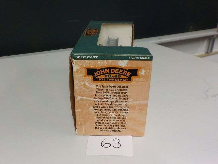 JOHN DEERE 1938 THRESHER 1/28 SCALE SPEC CAST NIB