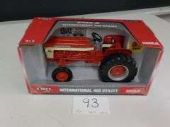 INTERNATIONAL 460 UTILITY DIE CAST METAL 1/16 SCALE NIB
