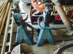 2 JACK STANDS AND HANDYMAN JACK