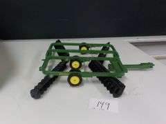 JOHN DEERE DISK FOLDS IN MIDDLE