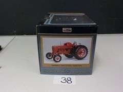 INTERNATIONAL HARVESTER FARMALL 300LP GAS 1/16 SCALE DIE CAST METAL NIB