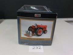INTERNATIONAL 400 TRACTOR WITH PLATFORM AND MILK CANS 1/16 DIE CAST METAL NIB