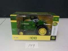 JOHN DEERE 1010 TRACTOR COLLECTOR EDITION INCLUDES DVD DIE CAST METAL NIB