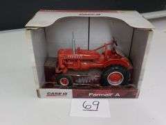 IH FARMALL A TRACTOR DIE CSAT METAL 1/16 SCALE NIB