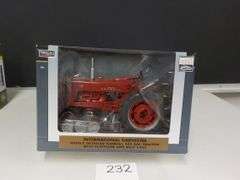 INTERNATIONAL 400 TRACTOR WITH PLATFORM AND MILK CANS 1/16 DIE CAST METAL NIB