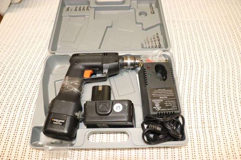 BLACK & DECKER DRILL WITH CHARGER