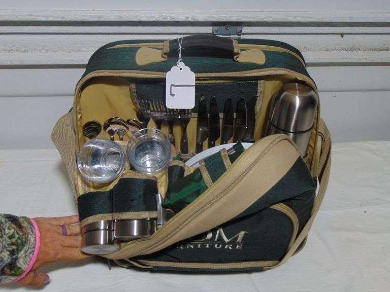 HOM FURNITURE PICNIC BASKET