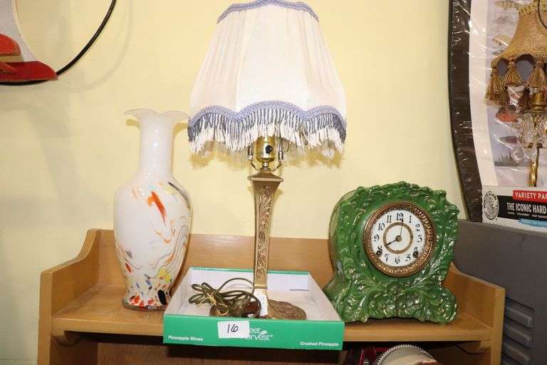 CLOCK, LAMP AND DÉCOR VASE